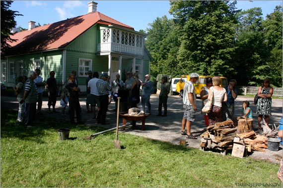 Tõrva põletamine Hiiumaa Käsitöölaadal 18.07.2009. Foto Triin Jermakov