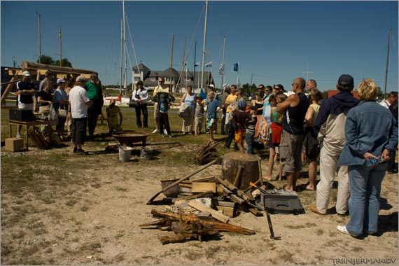 Palgi saagimine ja tõrva põletamine Sõru Puulaevade peol 23.06.2010. Foto Triin Jermakov