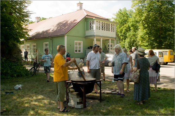 Värvi keetmine Hiiumaa Käsitöölaadal 17.07.2010. Foto Triin Jermakov